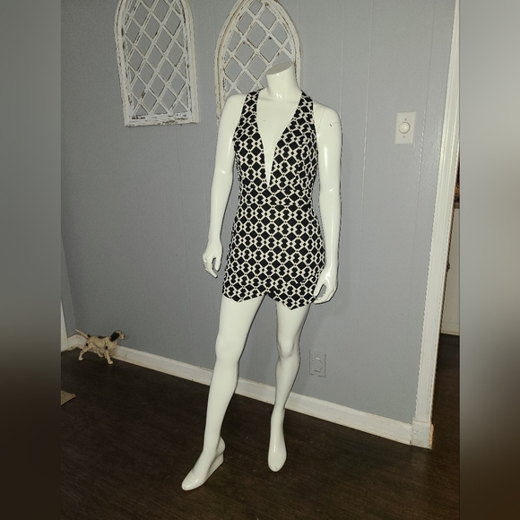 Xtaren Geometric Print Deep Vee Romper Women's Size Medium - Picture 2 of 10
